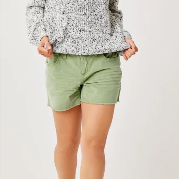 Carve Designs sz 2 Oahu 4” Butter Shorts in Light Olive cord soft - Picture 2 of 11